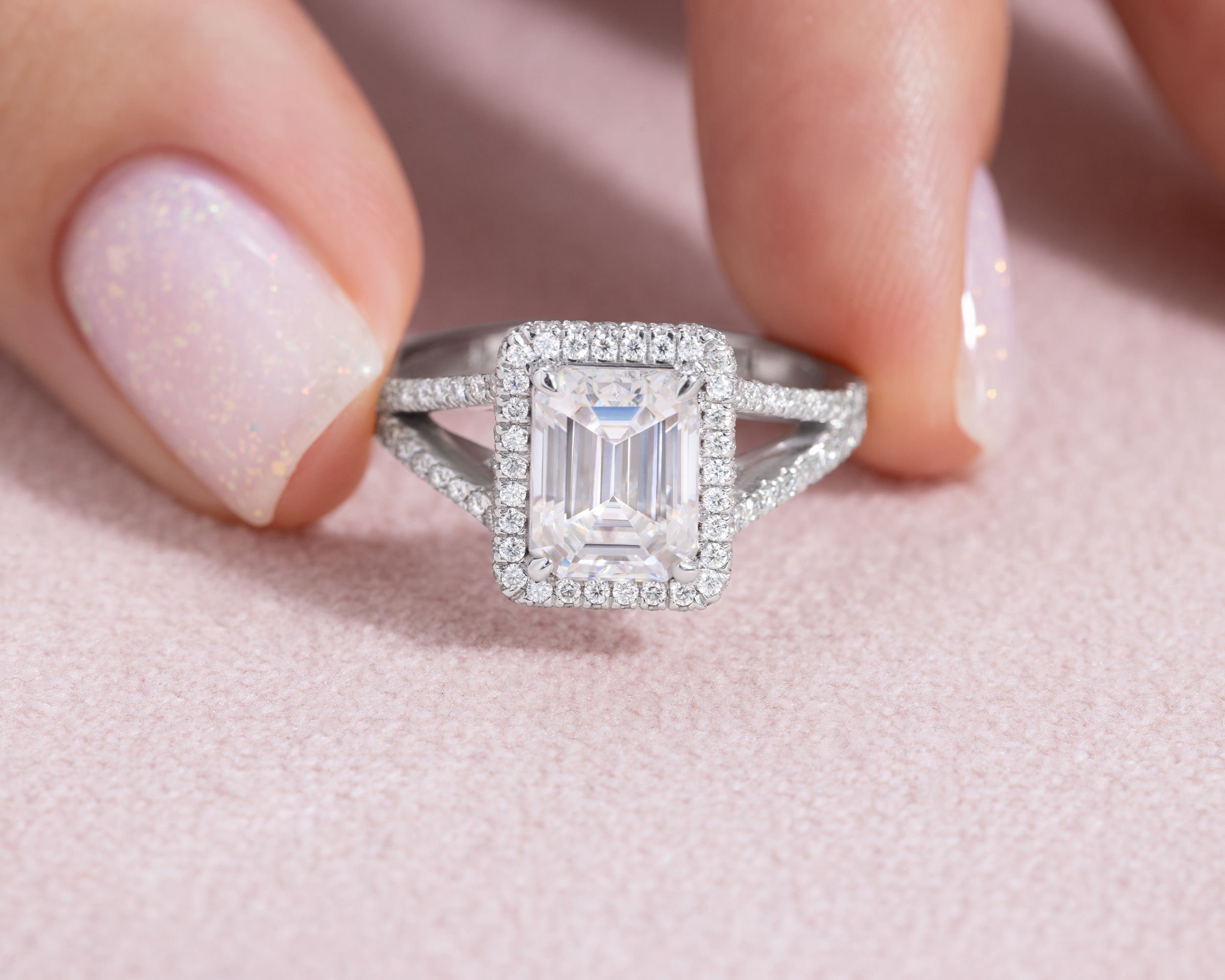 44394-ring-engagement-rings-white-gold-moissanite-dvvs2-round-moissanite-dvvs2-emerald-44394-14.jpg