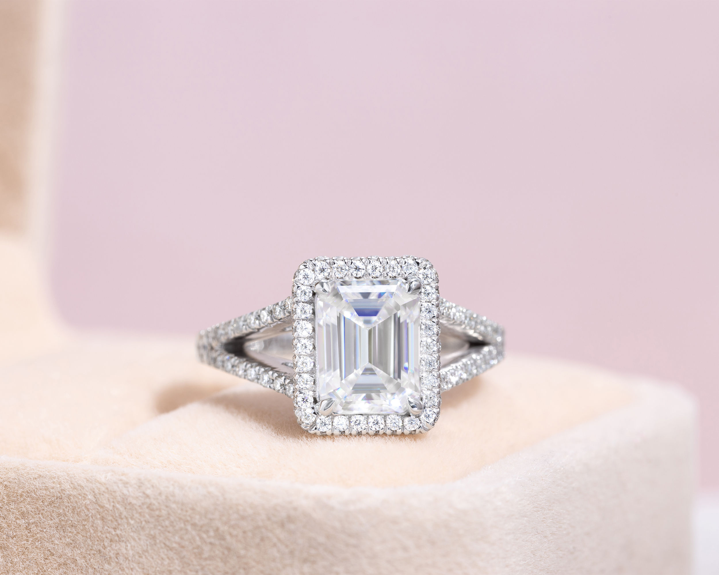 44394-ring-engagement-rings-white-gold-moissanite-dvvs2-round-moissanite-dvvs2-emerald-44394.jpg