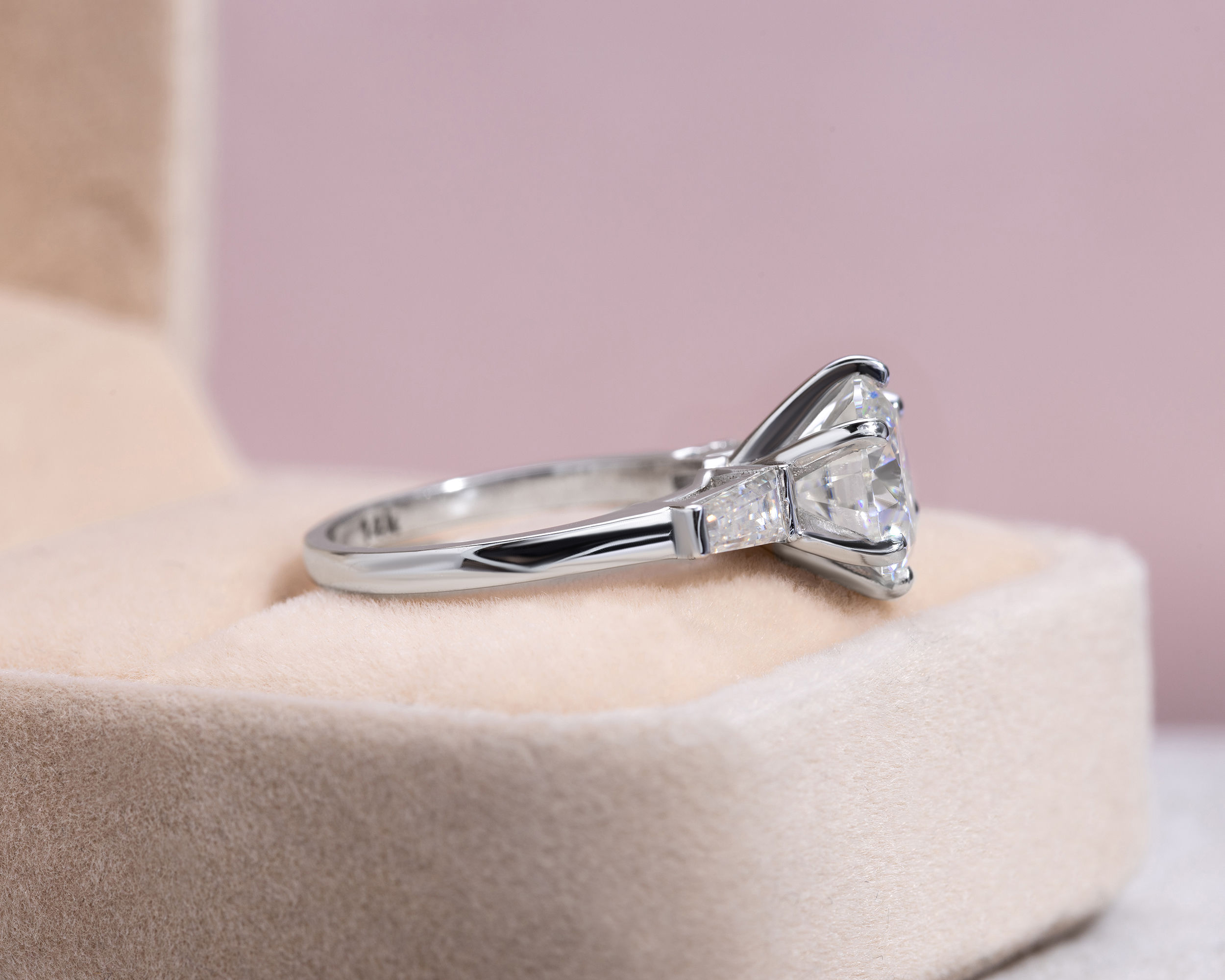44757-ring-engagement-rings-white-gold-moissanite-dvvs2-baguette-moissanite-dvvs2-round-.jpg