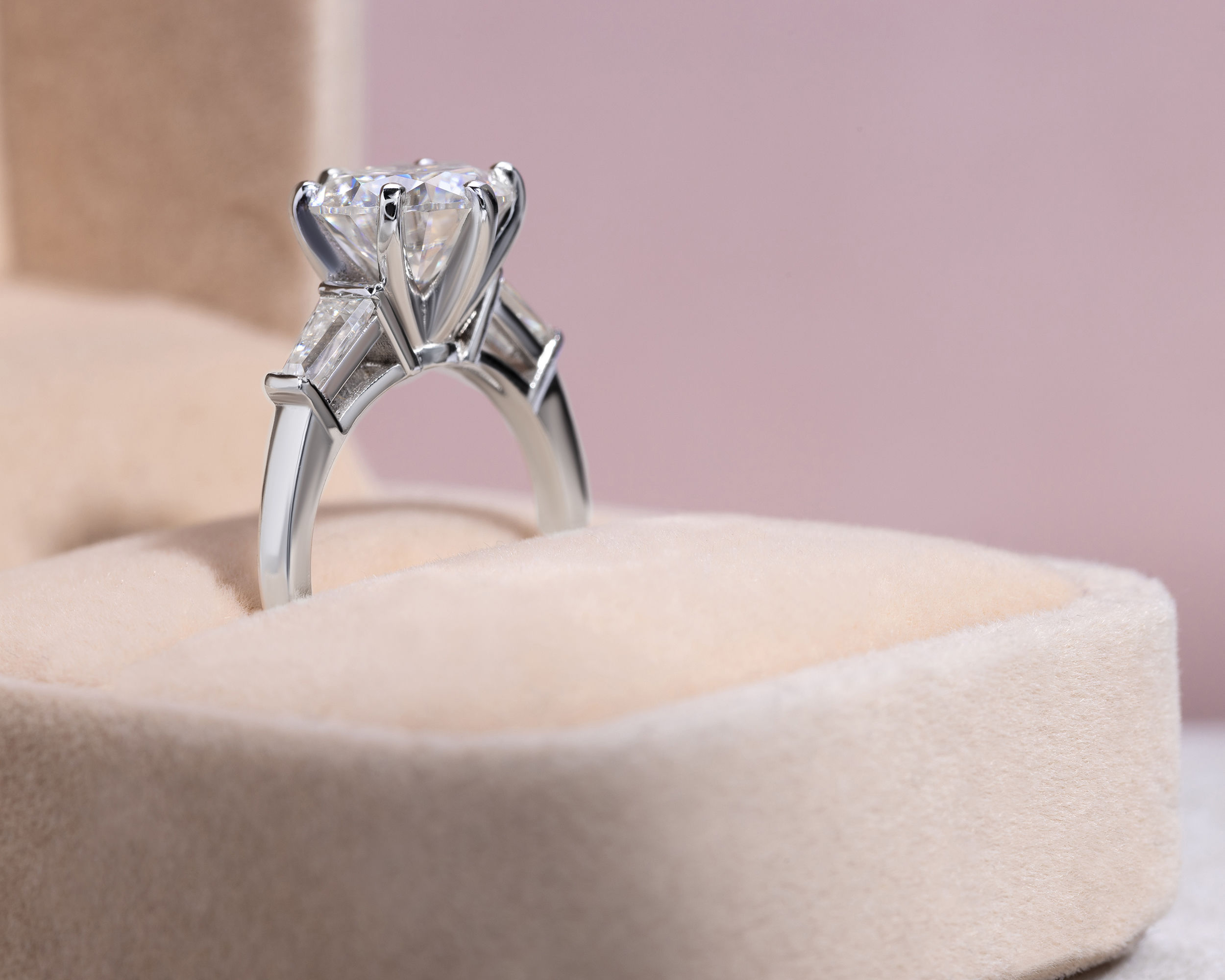 44757-ring-engagement-rings-white-gold-moissanite-dvvs2-baguette-moissanite-dvvs2-round-44757-3.jpg
