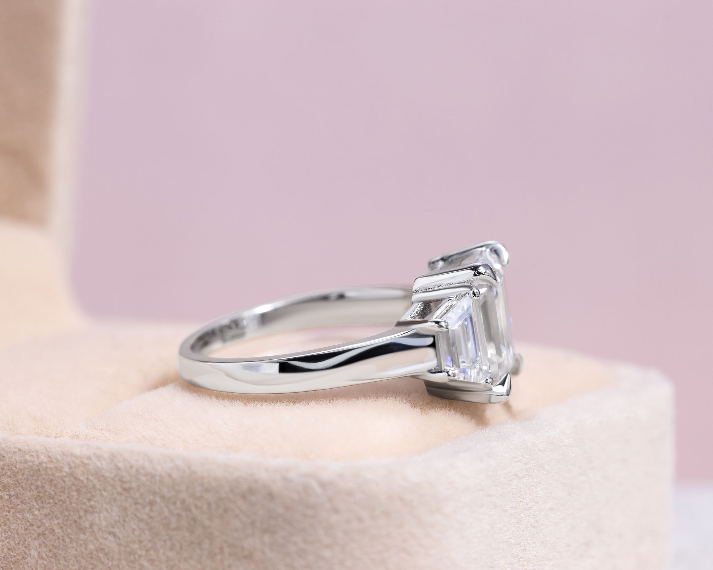 44768-ring-engagement-rings-white-gold-moissanite-dvvs2-baguette-moissanite-dvvs2-emerald-44768-9.jpg