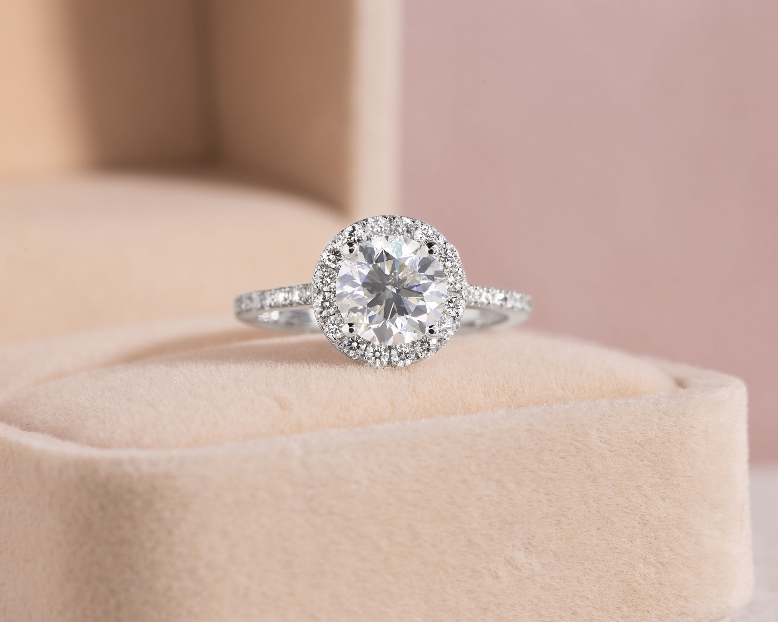45526-ring-engagement-and-wedding-white-gold-nat-diamond-f-gvs-si-round-brilliant-.jpg
