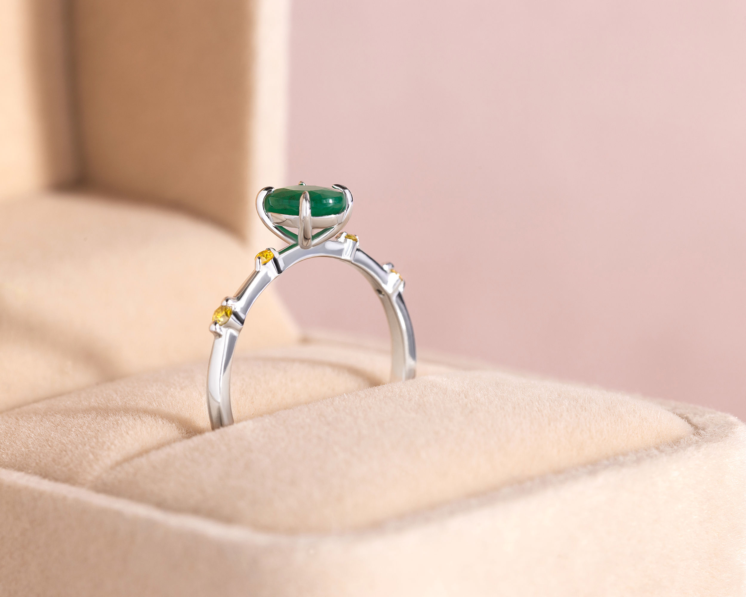 45542-ring-fine-rings-white-gold-green-emerald-oval-transparent-nat-beryl-nat-diamond-fancy-vivid-yellow-si2-i1-round-brilliant-45542-4.jpg