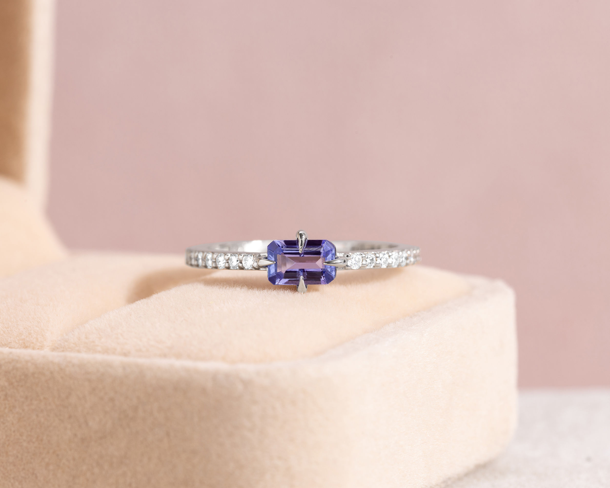 45609-ring-fine-rings-white-gold-nat-diamond-round-brilliant-e-hvs2-si2-natural-tanzanite-purple-emerald-transparent-.jpg