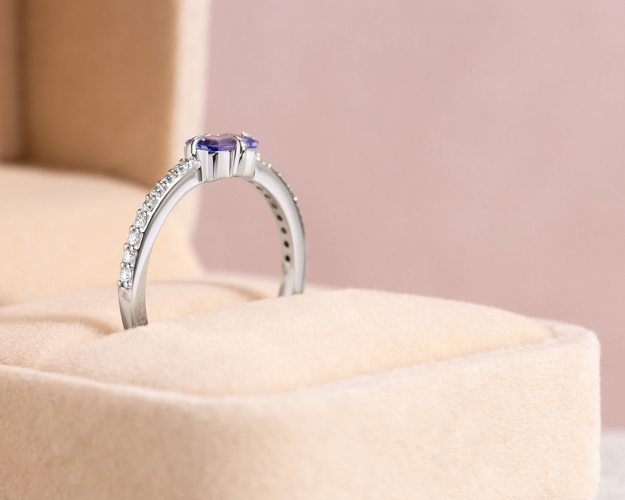 45609-ring-fine-rings-white-gold-nat-diamond-round-brilliant-e-hvs2-si2-natural-tanzanite-purple-emerald-transparent-45609-2.jpg